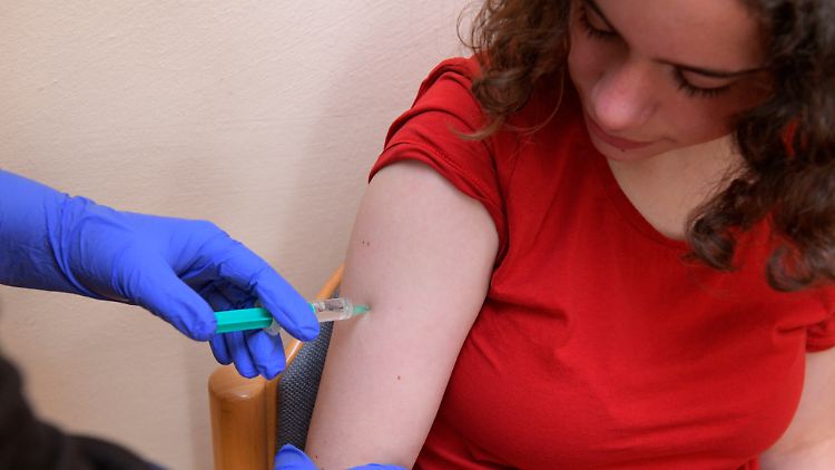 Stiko rät Jugendlichen zur Meningokokken-Impfung