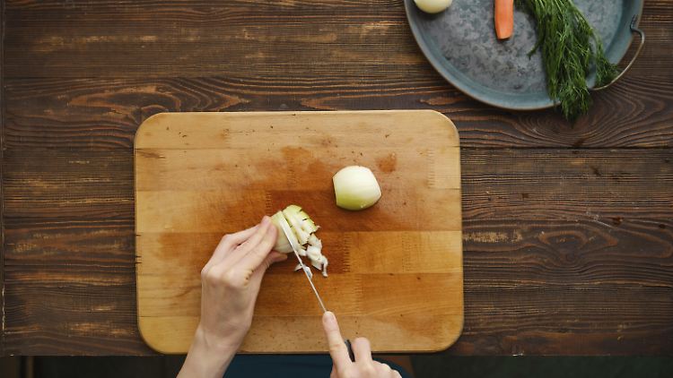 Tränen beim Zwiebelschneiden? Das hilft wirklich